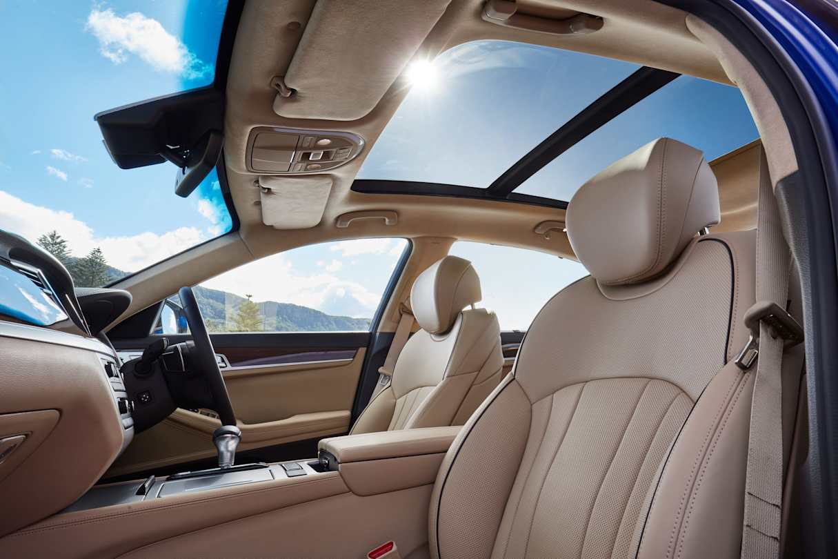 The G80 has a sunroof.